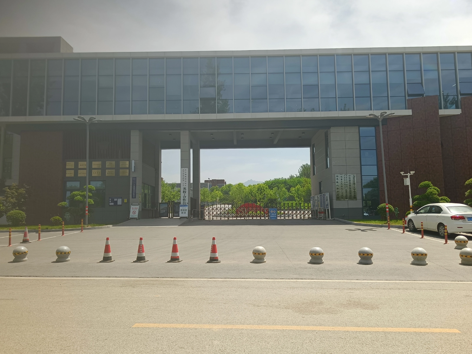 点击放大图片 西安现代职业高中